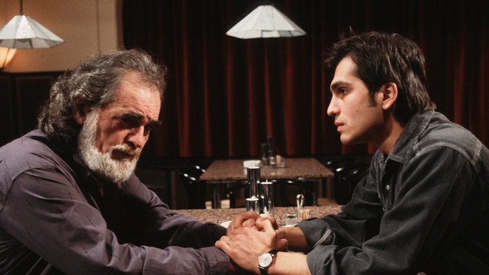 So kann es nicht weiter gehen: Vasily (Hermes Hodolides, rechts) versucht seinen Vater (Kostas Panastasiou) aufzubauen.