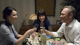 So stellt sich Irina das neue Familienleben vor: Angelina (Daniela Bette) soll Urszulas Platz einnehmen.