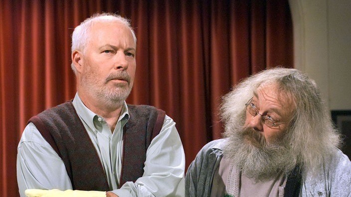 Sogar am 2. Weihnachtstag muss Schiller (Bill Mockridge, links) das "Akropolis" schrubben. Harry (Harry Rowohlt) hält dazu einige mehr oder weniger passende Kommentare bereit.
