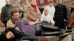 Sonia liegt regunsglos auf einer Bank