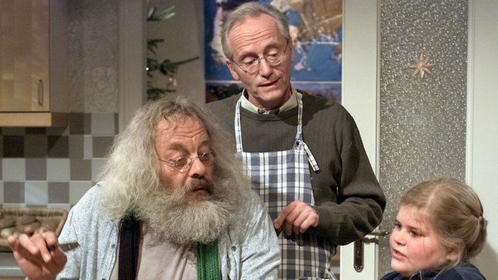 Sophie (Dominique Kusche) hat nur noch ein Thema: Wer nimmt für sie am großen Tanzwettbewerb teil? Hans (Joachim Hermann Luger) und Harry (Harry Rowohlt) scheiden als mögliche Vortänzer aus.
