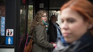 Sophie steigt in den Bus und schaut zu Sarah
