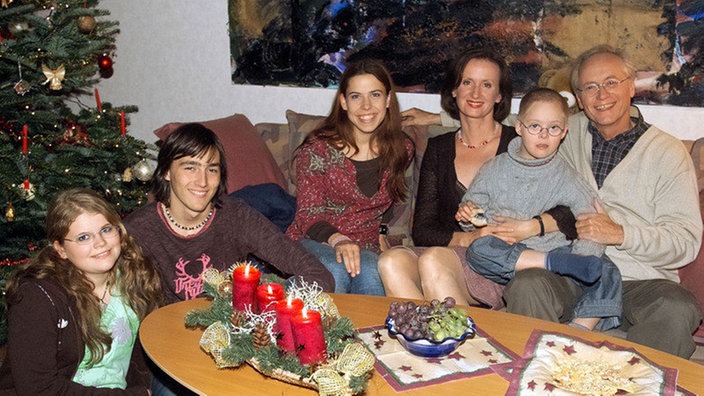 Sophie, Tom, Sarah, Anna, Mürfel und Hans unter dem Weihnachtsbaum