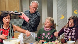 Sophie und Irina backen Törtchen mit Hans und Urszula