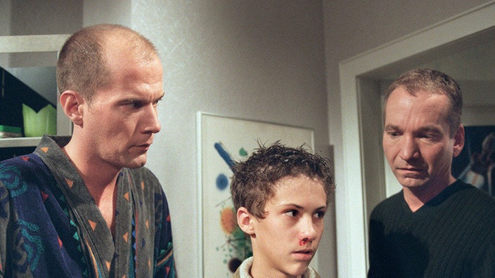 Sorgenvolle Blicke: Felix hat sich bei einer Keilerei mit Schulkameraden eine blutige Nase geholt (v.l.: Georg Uecker, Marc-Oliver Moro, Claus Vincon).