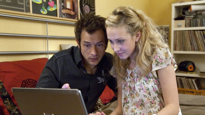 Spannung am PC: Werden Josi (Clara Dolny) und Alex (Joris Gratwohl) den erforderlichen Betrag zusammenbekommen?