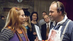 Speed-Dating am Faschingsdonnerstag: Iffi (Rebecca Siemoneit-Barum) und Klaus (Moritz A. Sachs) geben sich die Ehre.