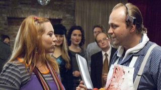 Speed-Dating am Faschingsdonnerstag: Iffi (Rebecca Siemoneit-Barum) und Klaus (Moritz A. Sachs) geben sich die Ehre.