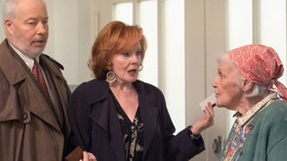 Spekulationen im Treppenhaus: Was hat es mit dem neuen Mieter auf sich? Else (Annemarie Wendl, rechts), Isolde (Marianne Rogée) und Erich (Bill Mockridge) haben ihre eigene Theorie.