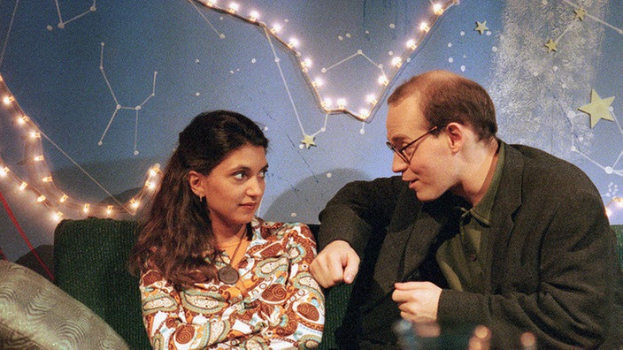 Sperling (Philipp Neubauer) stiert, Canan (Ceren Dal) gibt sich reservier
