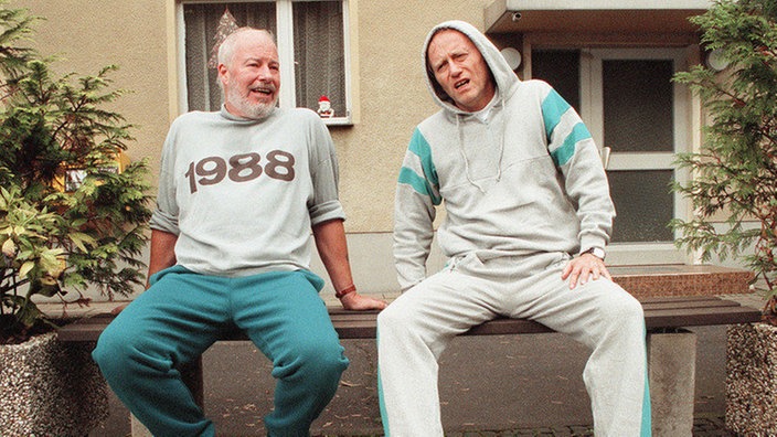 Sport ist doch Mord: Erich Schiller (Bill Mockridge, links) und Hans Beimer (Joachim Hermann Luger) sind nach dem ersten Fitnesstraining völlig erschöpft.