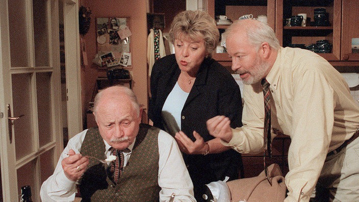 Statt sich um die Familie zu kümmern, gibt sich Onkel Franz kulinarischen Genüssen hin (v.l.n.r.: Martin Rickelt, Marie-Luise Marjan, Bill Mockridge).