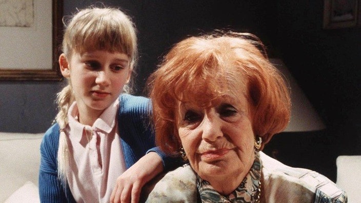 Steckt Lisa (Sontje Peplow, links) hinter den seltsamen Vorgängen in Amélies (Anna Teluren) Wohnung?