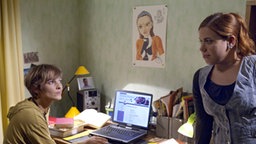 Steffi (Isabell Brenner, links) kommt vorerst bei Familie Beimer/Ziegler unter. Sarah (Julia Stark) kümmert sich um die neue Mitbewohnerin.