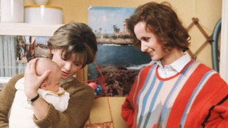 Stolz präsentiert Gabi (Andrea Spatzek, links) ihrer Cousine Anna (Irene Fischer) Sohn Maxl.