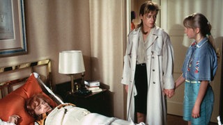 Stolz präsentiert Lisa (Sontje Peplow, rechts) ihrer Mutter (Tatjana Blacher, Mitte), was sie sich ausgedacht hat, um Amélie (Anna Teluren) aus dem Weg zu räumen.