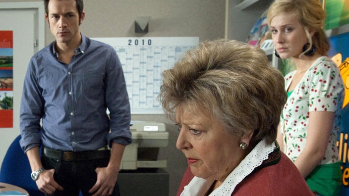Stunde der Wahrheit: Helga (Marie-Luise Marjan) und Erich haben bei ihrer Bank keinen Kredit bekommen. Alex (Joris Gartwohl) und Josi (Clara Dolny, rechts) sind schockiert.