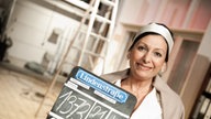 Susanna hält die "Lindenstraße"-Filmklappe hoch