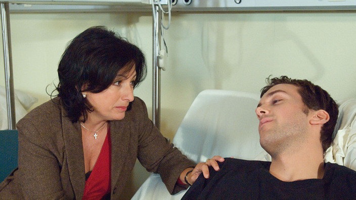 Susanna sitzt an Robertos Krankenbett