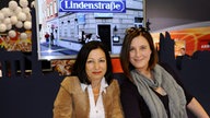Susanna und Birgitta schreiben Autogramme