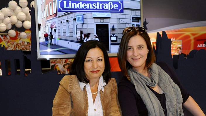 Susanna und Birgitta schreiben Autogramme