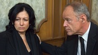 Susanna und Hajo sitzen im "Café Bayer"