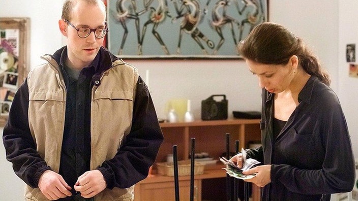 Suzanne (Susanne Evers) kassiert bei Philipp (Philipp Neubauer) schon vorab die monatliche Miete. Finanziell geht der Wohngemeinschaft langsam die Luft aus.