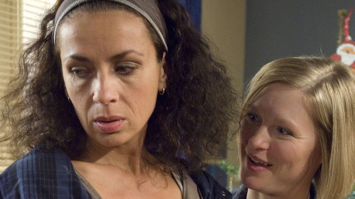 Suzanne (Susanne Evers, links) kann nicht akzeptieren, dass Tanja (Sybille Waury) den Friseursalon übernehmen und in München bleiben will.