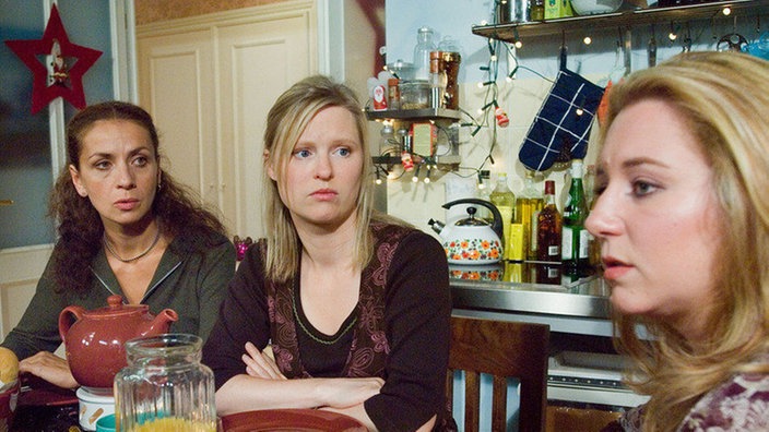 Suzanne (Susanne Evers, links) und Tanja (Sybille Waury, Mitte) haben nach dem Wohnungsbrand Unterschlupf bei Iffi (Rebecca Siemoneit-Barum) gefunden.