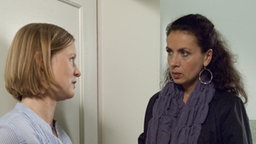 Suzanne (Susanne Evers, rechts) kommt vergebens: Tanja (Sybille Waury) hat Simon zum Spielen weggeschickt; er wird erst am Nachmittag zurückkehren.