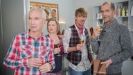 Tanja, Lotti, Carsten und Käthe stoßen an