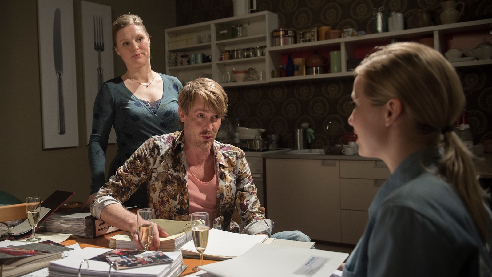 Tanja, Lotti und Lea blättern in Verträgen
