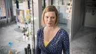 Tanja steht traurig im überschwemmten Salon