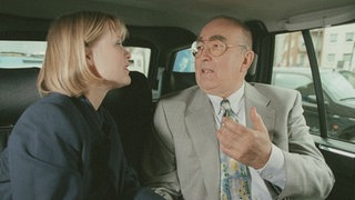 Tanja (Sybille Waury) hat Ludwig (Ludwig Haas) kurzerhand ins Taxi verfrachtet und bringt ihn an ein geheimes Ziel.