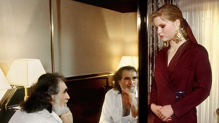 Tanja (Sybille Waury) hofft, dass Panaiotis (Kostas Papanastasiou) nach diesem gemeinsamen Abend in einer Hotel-Suite endgültig von ihr kuriert ist.