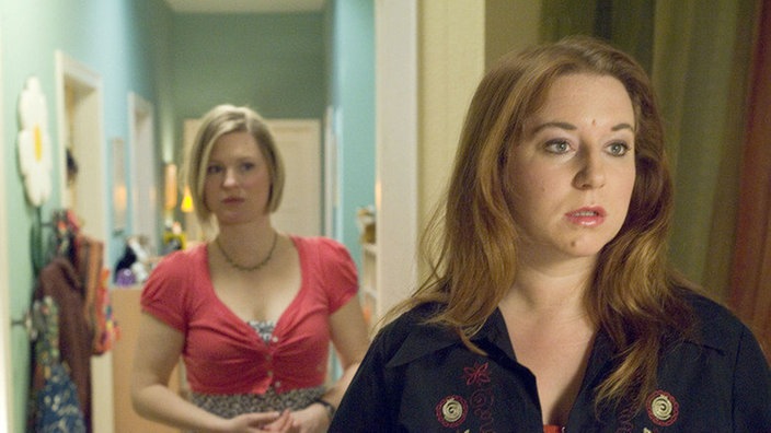 Tanja (Sybille Waury, links) bietet Iffi (Rebecca Siemoneit-Barum) ihre Hilfe an – doch die will ohne ihre Freundin zur Abtreibung gehen.