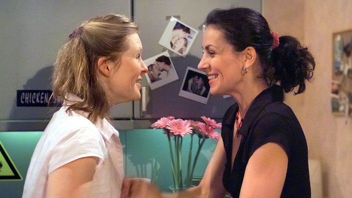Tanja (Sybille Waury, links) freut sich mit Suzanne (Susanne Evers): Die hat eine Wohnung in der Lindenstraße ergattert.