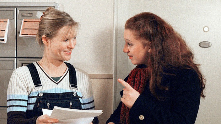 Tanja (Sybille Waury links) hat ihr Ziel erreicht. Soeben ist ihr Schreiben vom Scheidungsanwalt eingetroffen. Iffi (Rebecca Siemoneit-Barum) kann Tanjas Erleichterung gut nachvollziehen.