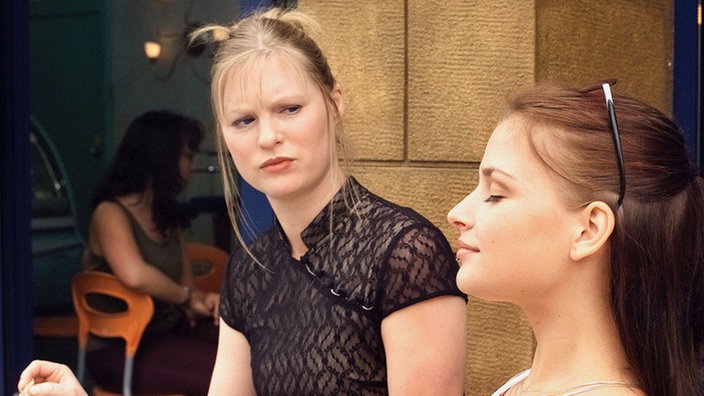Tanja (Sybille Waury, links) kann nicht verstehen, warum Franziska (Ines Lutz) neuerdings großes Interesse für Männer entwickelt.