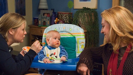 Tanja (Sybille Waury, links) und Baby Simon haben sich in Iffis (Rebecca Siemoneit-Barum) Notunterkunft gut eingelebt. Trotzdem wird es für alle auf Dauer zu eng.