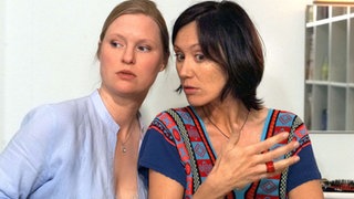Tanja (Sybille Waury, links) und Urszula (Anna Nowak) sind sich einig: Ute hat die längste Zeit im Salon gearbeitet.