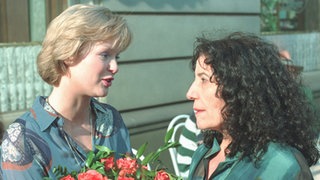 Tanja (Sybille Waury, links) wünscht Elena (Domna  Adamopoulou) alles Gute bei der Suche nach Panaiotis.
