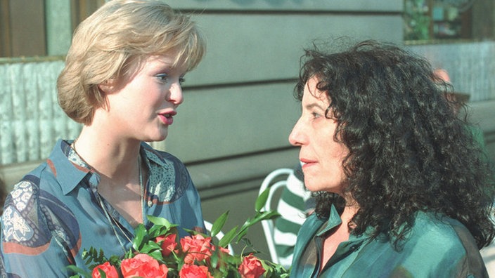 Tanja (Sybille Waury, links) wünscht Elena (Domna  Adamopoulou) alles Gute bei der Suche nach Panaiotis.