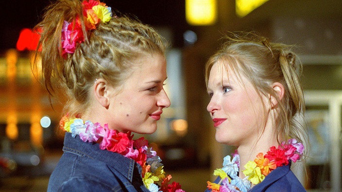 Tanja (Sybille Waury, r.) ist sich nicht sicher: Wird Franziska (Ines Lutz) ihre Zuneigung erwidern?