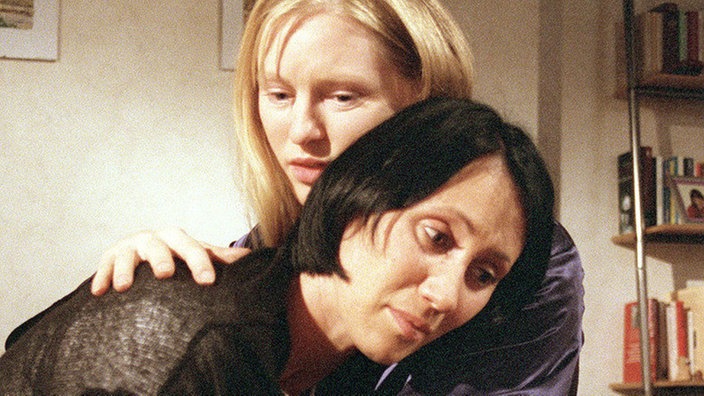 Tanja (Sybille Waury, rechts) gibt Urszula (Anna Nowak) Halt. Heute soll Urszula operiert werden.