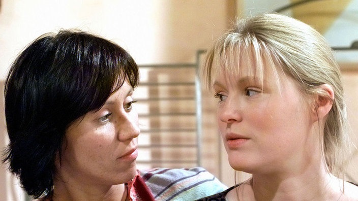 Tanja (Sybille Waury, rechts) sucht Trost bei Urszula (Anna Nowak), denn Franziska hat sie durch unsensibles Verhalten verletzt.