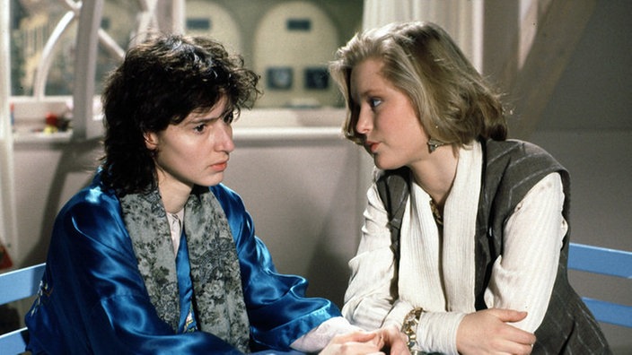 Tanja (Sybille Waury, rechts) überredet Dominique (Brigitte Annessy) zu einem "Experiment".