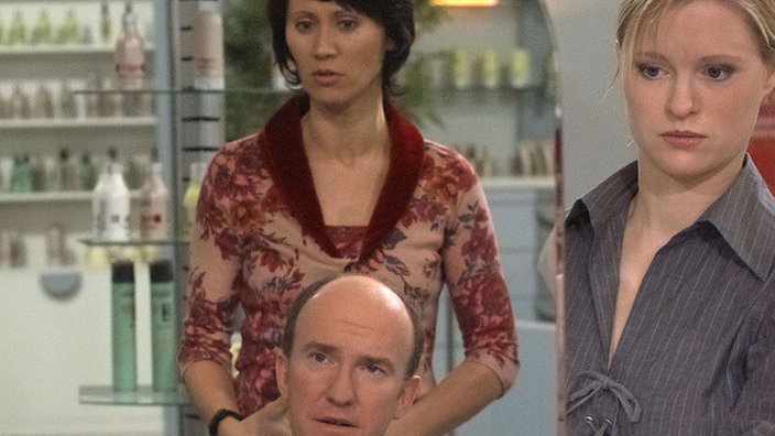 Tanja (Sybille Waury, rechts) und Urszula (Anna Nowak) staunen nicht schlecht, als sich der unbekannte Kunde (Peter Nottmeier) als Internet-Lover zu erkennen gibt.