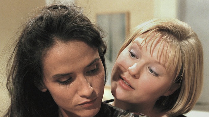 Tanja (Sybille Waury, rechts) verspricht Sonia (Nicola von Altenstadt), Dressler endlich reinen Wein einzuschenken.