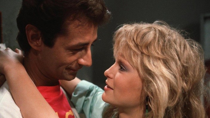 Tanja (Sybille Waury) reist gemeinsam mit dem älteren Stefan Nossek (Dietrich Siegl) in die USA - ihre Eltern ahnen nichts.